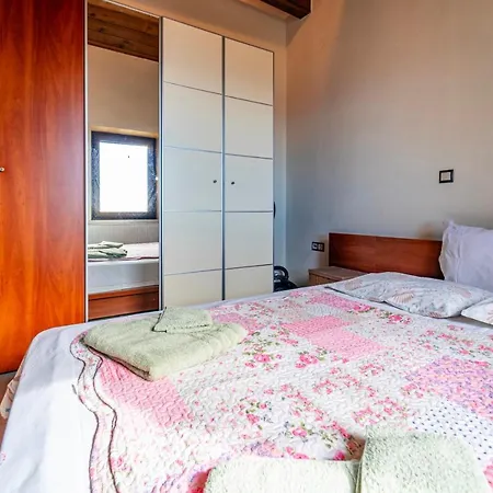 Rustic Cityscape Penthouse Holiday home
