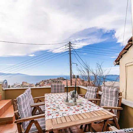 Rustic Cityscape Penthouse Casa vacanze