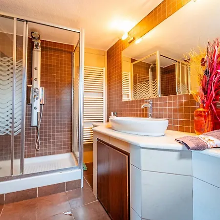 Rustic Cityscape Penthouse Casa vacanze